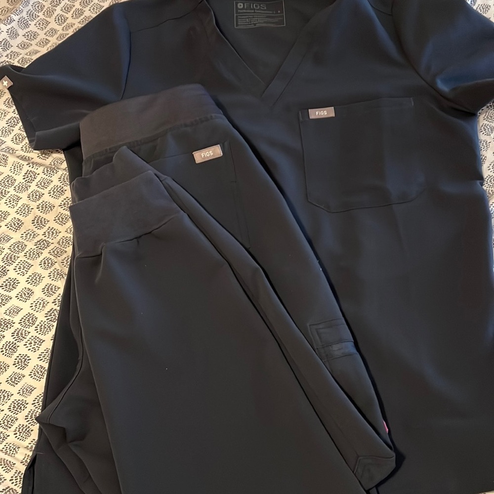 Figs zamora set in midnight blue pants size M top size S